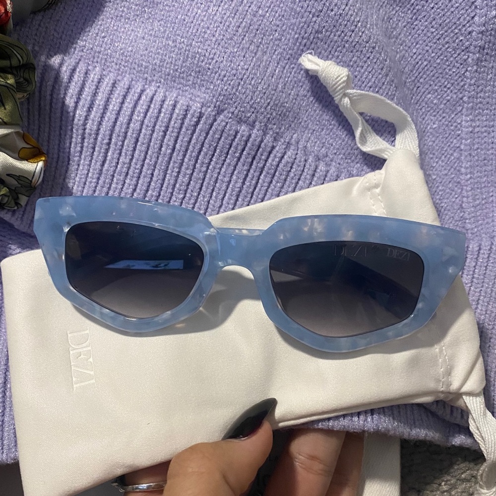 DEZI on read sunglasses NWT